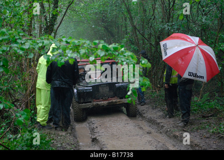 Land Rover Serie basata su off-road racer che si fanno concorrenza a livello nazionale ALRC 2008 prova CCVT durante molto cattivo tempo. Foto Stock