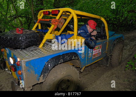 Land Rover basato off-road racer che si fanno concorrenza a livello nazionale ALRC 2008 prova CCVT durante molto cattivo tempo. Foto Stock