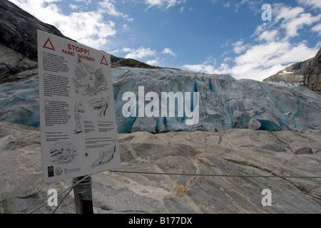 Segnale di avvertimento in corrispondenza del bordo del ghiacciaio Nigardsbreen in Nigard, Jostdalen, Norvegia Foto Stock