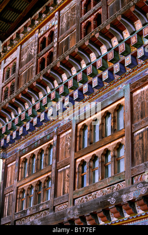 Il Bhutan Zungney decorativo edificio in legno parte anteriore Foto Stock