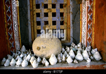 Il Bhutan Bumthang Jakar Valle Palazzo Wandichholing preghiera Ruota finestra dettaglio Foto Stock