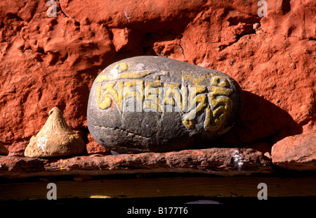 Il Bhutan Jakar Bumthang Valley Jampey Lhakhang C7th tempio di pietra incisa Foto Stock