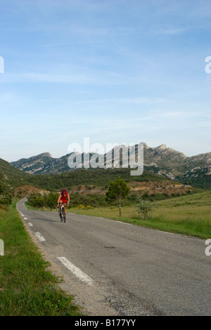 Percorsi in bicicletta nel sud della Francia, in Provenza vicino a St Remy e Les Baux de Provence, le colline Alpilles notato per escursionismo a piedi e in bicicletta Foto Stock