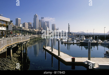 Una panoramica del Seattle skyline dall'area del lungomare downtown Foto Stock