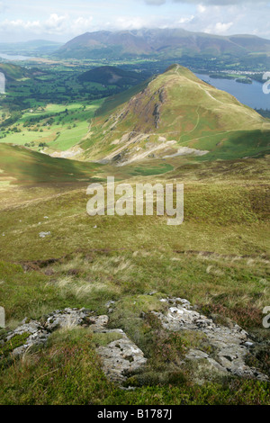 Vista da Maiden Moor, Lake District, attraverso Cat campane verso Derwentwater, Keswick, Skiddaw e Blencathra. Foto Stock