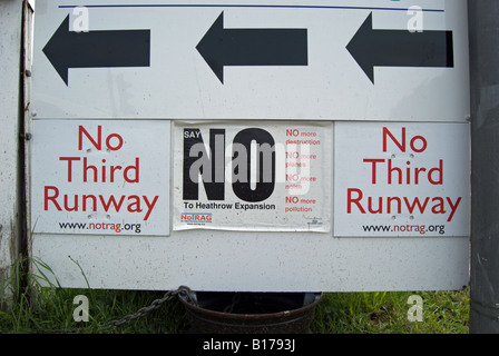 Segno di protesta contro una proposta di terza pista per l'aeroporto di Heathrow Foto Stock