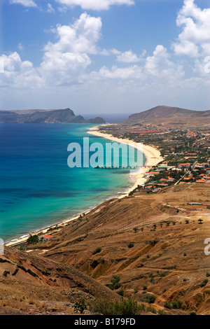 Vista della spiaggia e della città di Vila Baleira visto da Portela lookout point sull'Atlantico portoghese isola di Porto Santo. Foto Stock