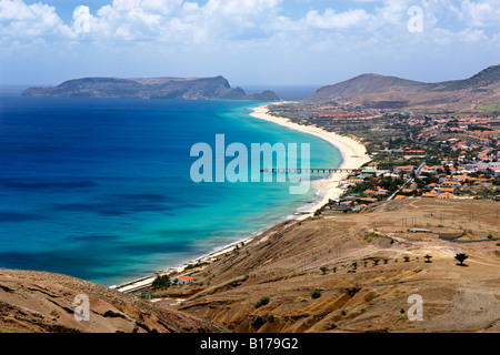 Vista della spiaggia e della città di Vila Baleira visto da Portela lookout point sull'Atlantico portoghese isola di Porto Santo. Foto Stock