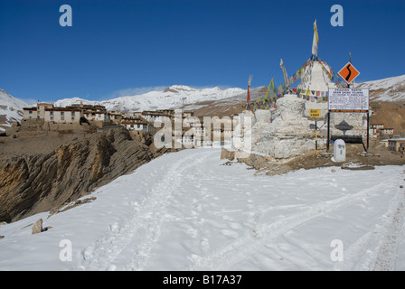 Villaggio di Kibber coperta di neve fresca. A 4205 mts, è presumibilmente il villaggio più alto del mondo con motorable road. Foto Stock