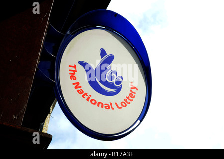 La Lotteria Nazionale del Regno Unito sul Logo visualizzato sul negozio di fronte Foto Stock