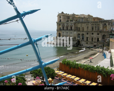 La spiaggia non è libero e Palazzo Donn'Anna - Posillipo Napoli Campania Italia Meridionale Foto Stock