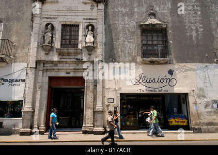 Old Street di Merida capitale dello stato dello Yucatan Messico la prima città spagnola costruito in questa parte del Messico Foto Stock