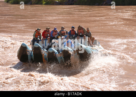 Raft andando attraverso la lava rapida un gigante veloce sul Fiume Colorado nel Grand Canyon Arizona USA MR Foto Stock