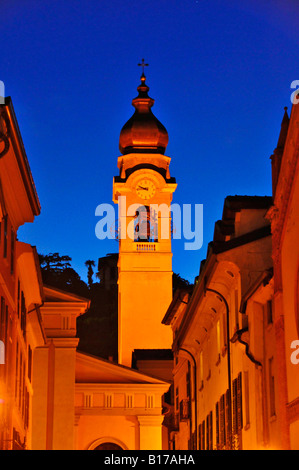 Un'immagine verticale di una cupola di una chiesa dotata di set di Torre contro Bright indigo blue sky e a Menaggio Lago di Como.Un ideale immagine pubblicitaria Foto Stock