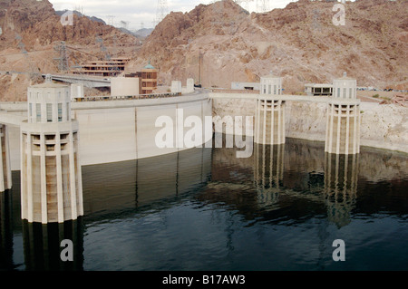 Hoover Dam si trova sul fiume Colorado tra Nevada e Arizona, costruita per la centrale idroelettrica di generazione di potenza Foto Stock