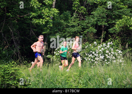 Un gruppo di corridori jogging attraverso la foresta Foto Stock