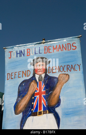 Riunione di protesta di Countryside Village contro la proposta di una nuova città ecologica sul sito di Greenfield a Ford, West Sussex. John Bull difende Democracy UK 2008 2000s Foto Stock