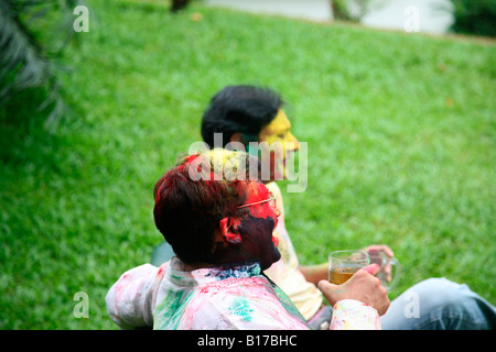 Due amici godendo di holi celeberation in India Foto Stock