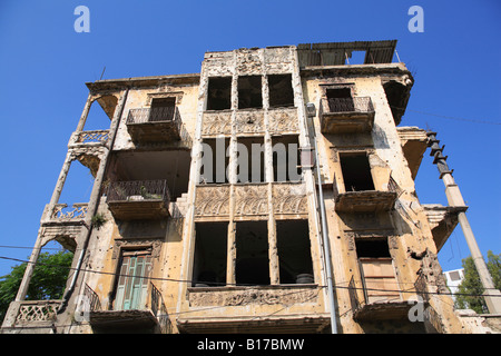 Edificio danneggiato durante la guerra civile linea Verde Beirut Libano Foto Stock