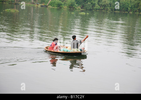 Moglie e marito la vela un piccolo paese con una barca di Kochi, in Kerala, India Foto Stock