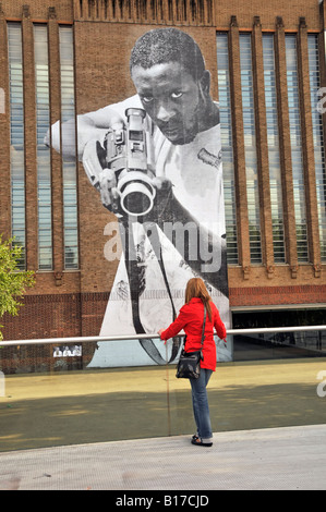 Tate Modern esterne di pareti in mattoni & street art display di graffiti sul rinnovato power station Bankside Blackfriars Southwark Londra Inghilterra REGNO UNITO Foto Stock