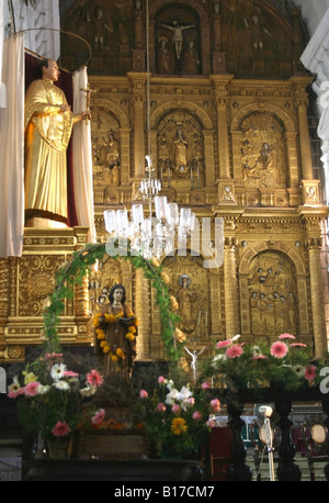 L'altare maggiore del Duomo Se raffigurante il martirio di Santa Caterina , Old Velha Goa , India Foto Stock