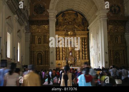 I pellegrini e i turisti vengono a visitare la tomba di san . Francesco Saverio , la Basilica del Bom Jesus , Old Velha Goa , India Foto Stock