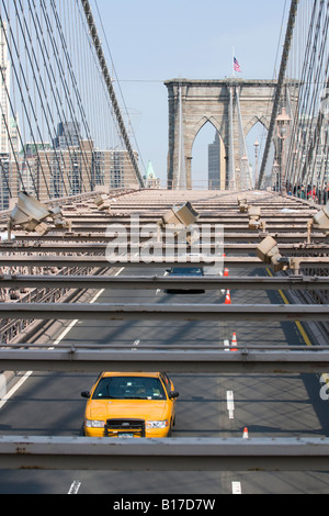Un taxi giallo di attraversare il Ponte di Brooklyn Foto Stock