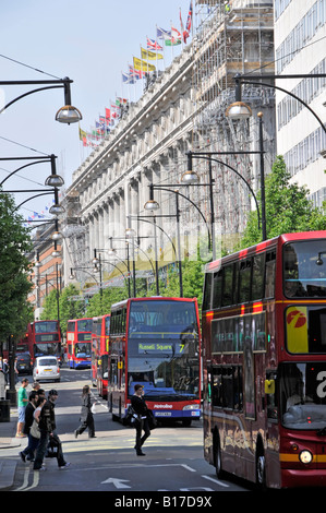 London West End Oxford Street area dello shopping autobus Selfridges oltre Foto Stock