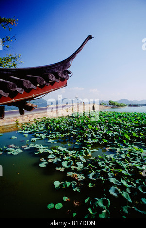 Ponte di pietra sul Baidi Causeway, West Lake Foto Stock