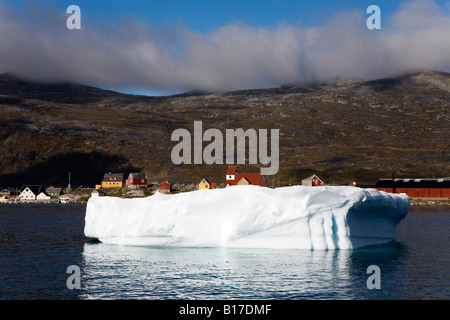 Iceberg, porto di Nanortalik, Isola di Qoornoq, Provincia di Kitaa, Groenlandia meridionale, Regno di Danimarca Foto Stock