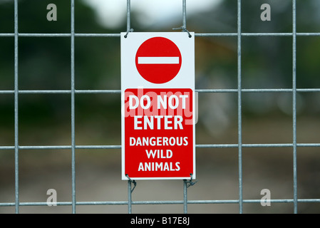 Segno sul recinto esterno del dove il cinghiale vagano liberi sul Alladale deserto riserva nel Sutherland, Scotland, Regno Unito Foto Stock