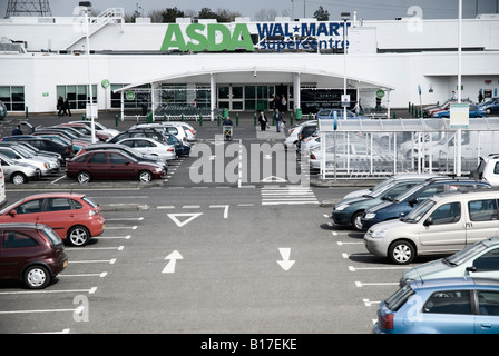 La parte esterna del supermercato Asda al gioiello in Edinburgh Foto Stock