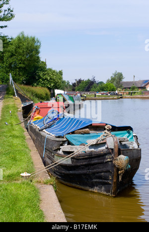 Il vecchio lavoro imbarcazioni strette sotto lavori di rinnovo in barca cantiere di riparazione a Malkins banca su Trent e Mersey Canal CHESHIRE REGNO UNITO Foto Stock