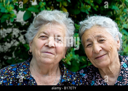 Ritratto di due sorridente e felice old ladies Foto Stock