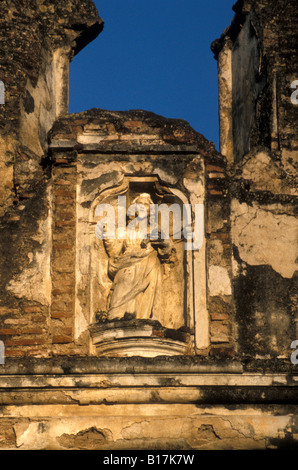 Dettaglio della facciata, la chiesa di Santa Clara e convento, Antigua, Guatemala Foto Stock