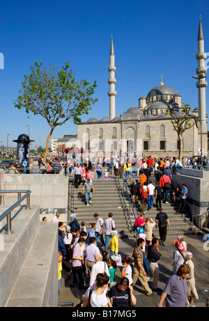 La folla in piazza Eminonu e della nuova moschea di Istanbul Foto Stock