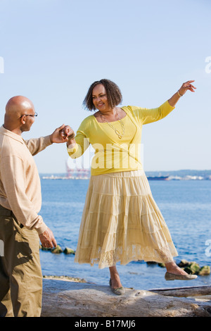 African American donna holding marito la mano per bilancia Foto Stock