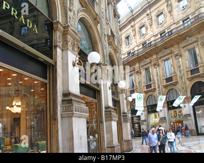 Prada retail in Galleria Vittorio Emanuele, Milano, Italia EU Foto Stock