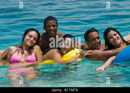 Multi-etnico amici su galleggia in acqua Foto Stock