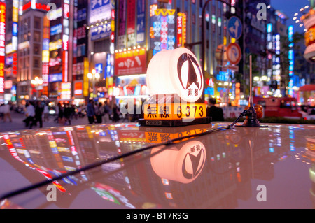 Tetto di un taxi e luci al neon Shinjuku Tokyo Giappone Foto Stock