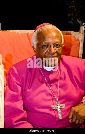 L'arcivescovo Desmond Tutu a premere il tasto di chiamata al Festival di Salisbury Foto Stock