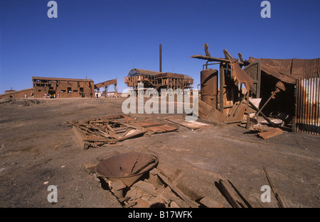 Impianto di lavorazione e indesiderata in nitrato abbandonate città mineraria di Santa Laura, nei pressi di Iquique, Cile Foto Stock