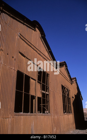 Ruggine di ferro ondulato in edificio abbandonato città mineraria di Santa Laura, nei pressi di Iquique, Cile Foto Stock