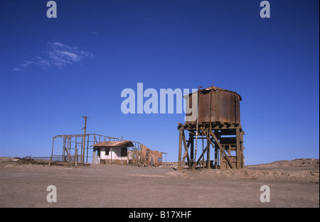 Acqua torre di nitrato abbandonate città mineraria di Santa Laura, nei pressi di Iquique, Cile Foto Stock