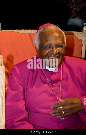 L'arcivescovo Desmond Tutu a premere il tasto di chiamata al Festival di Salisbury Foto Stock