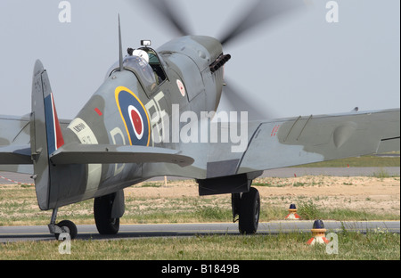 Royal Air Force RAF Supermarine Spitfire Mk V serial AB910 indossando lo schema dei colori di 303 Polacco Sqn Foto Stock