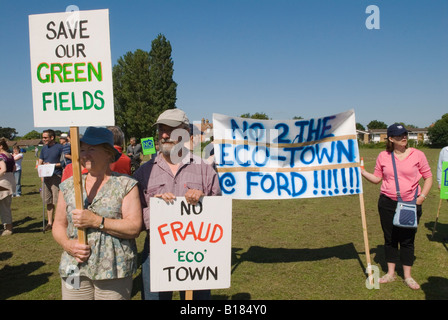 Comunità del villaggio, persone riunite per protestare contro la proposta di una nuova Eco Town sul sito greenfield a Ford West Sussex UK 2008 2000s HOMER SYKES Foto Stock