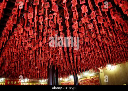 Cina, Shanghai, città tempio di Dio, le offerte che pendevano dal soffitto Foto Stock