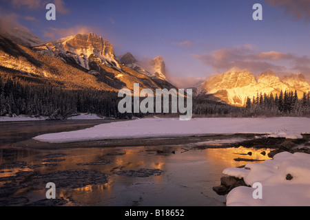 Chinaman's Peak e del retro del Mt. Rundle Canmore near Banff National Park, Alberta, Canada Foto Stock